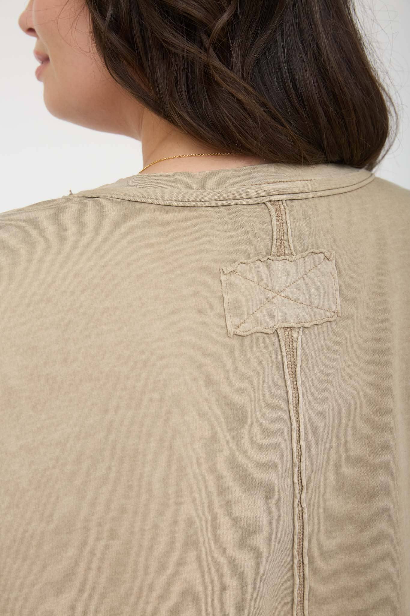 PLUS ROUND NECK SHORT SLEEVE EXPOSED SEAM KNIT TOP
