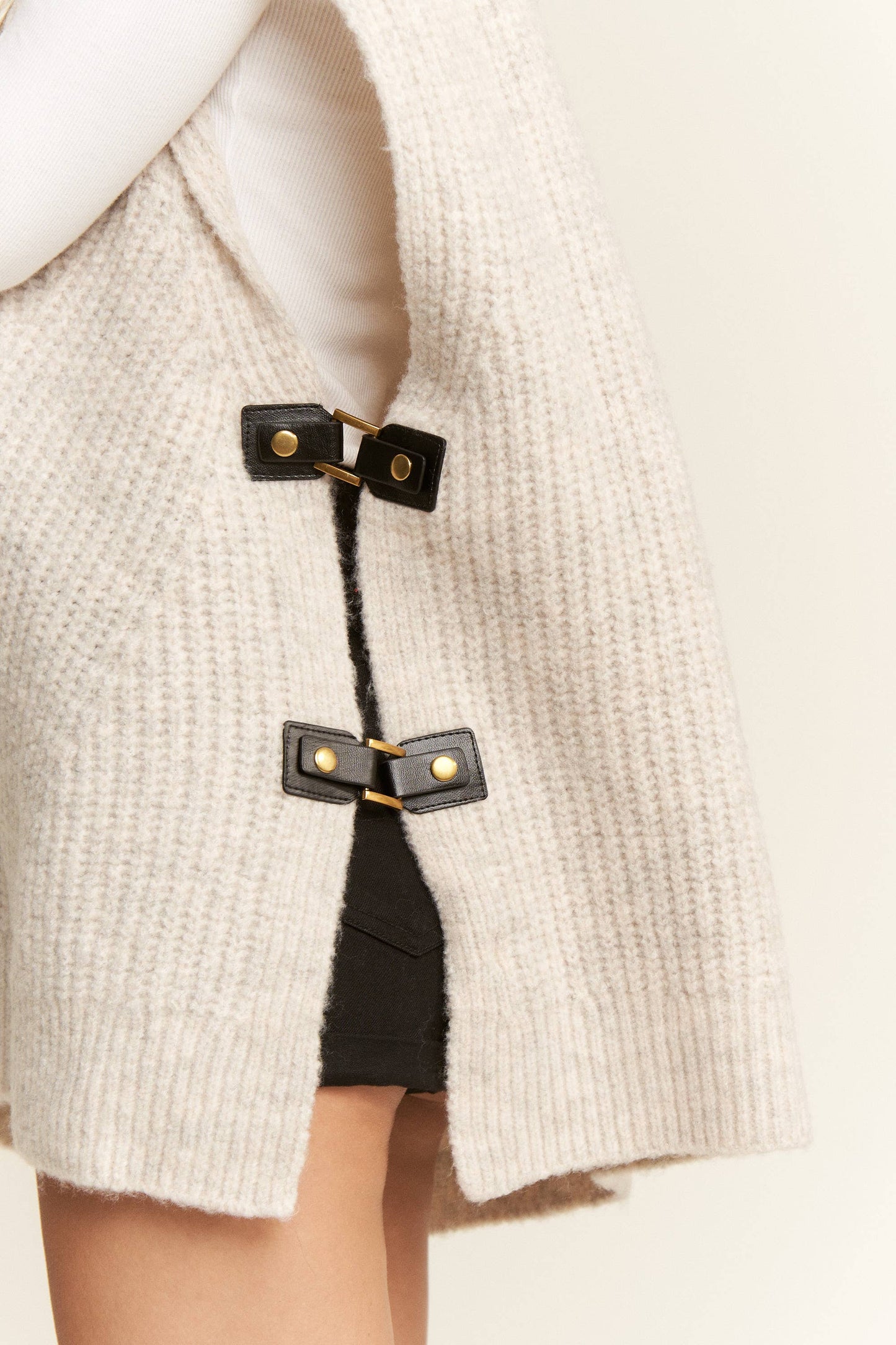 BUCKLED OVERSIZED SWEATER VEST