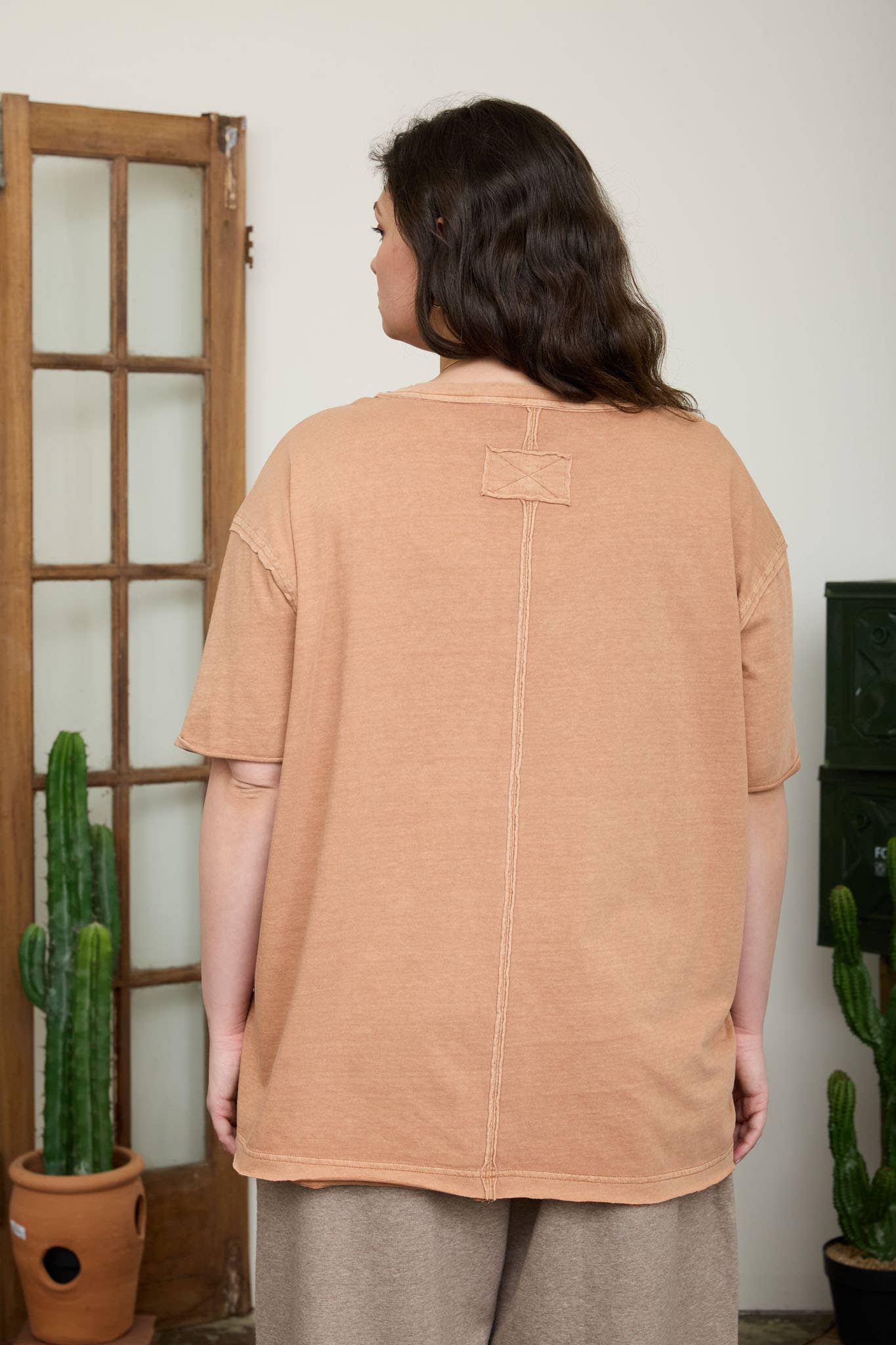 PLUS WASHED RELAXED SHORT SLEEVE V NECK KNIT TOP